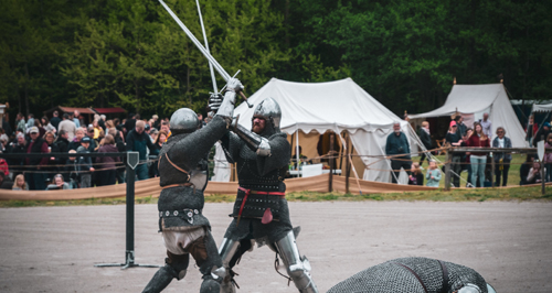 2 men sword fighting